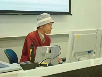 大阪芸術大学の牧先生がボイスターを使って講義を行う様子